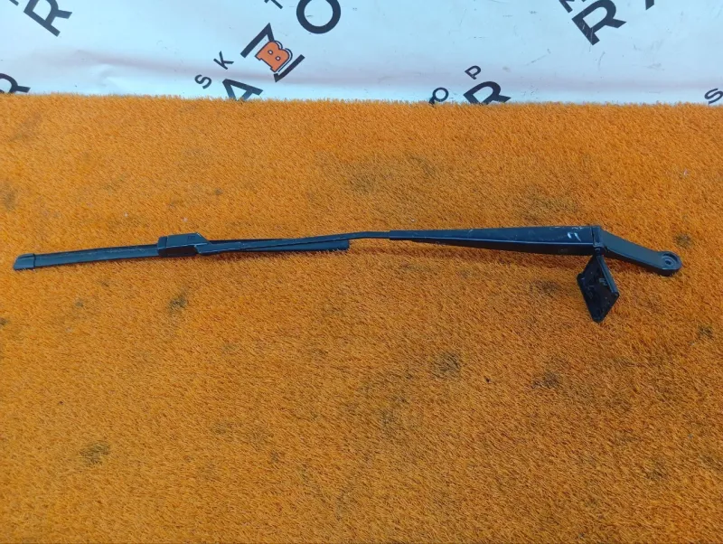 Поводок стеклоочистителя лобового стекла