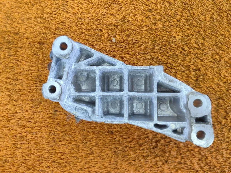 Кронштейн опоры двигателя