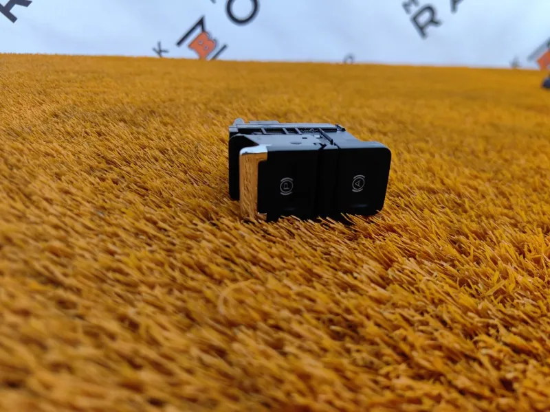 Кнопка стояночного тормоза