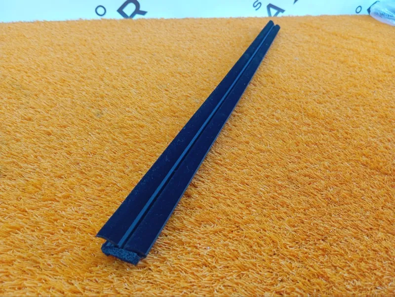 Уплотнитель стекла двери