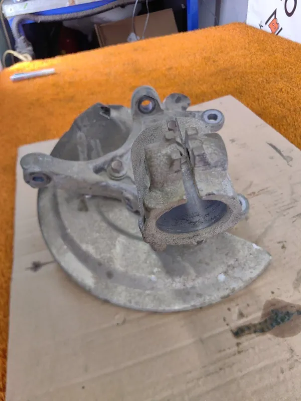 Кулак поворотный