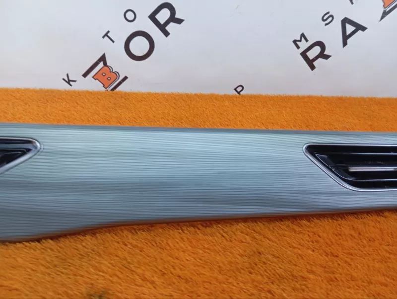 Декоративная накладка торпедо под дефлектор