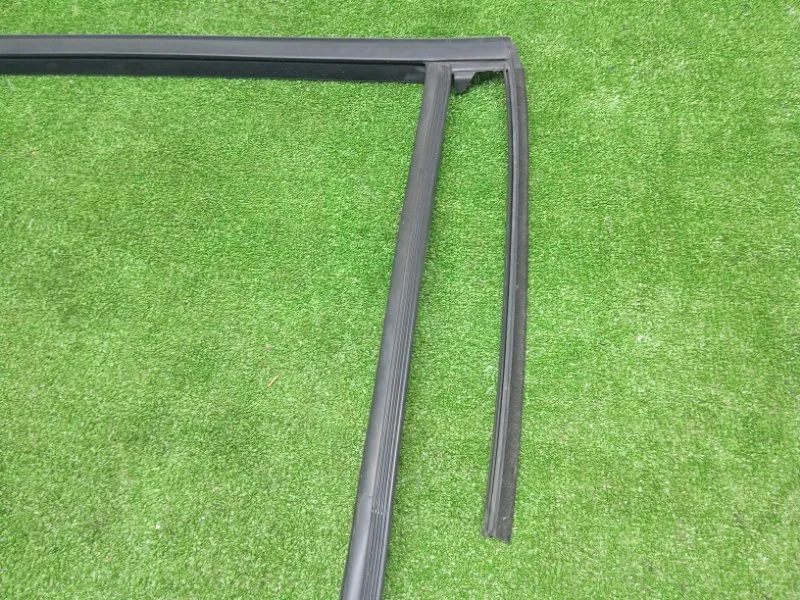 Уплотнитель стекла двери