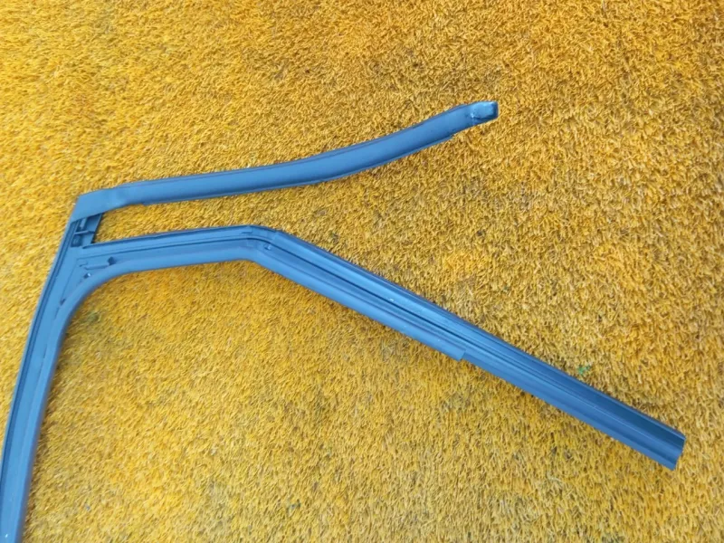 Уплотнитель стекла двери