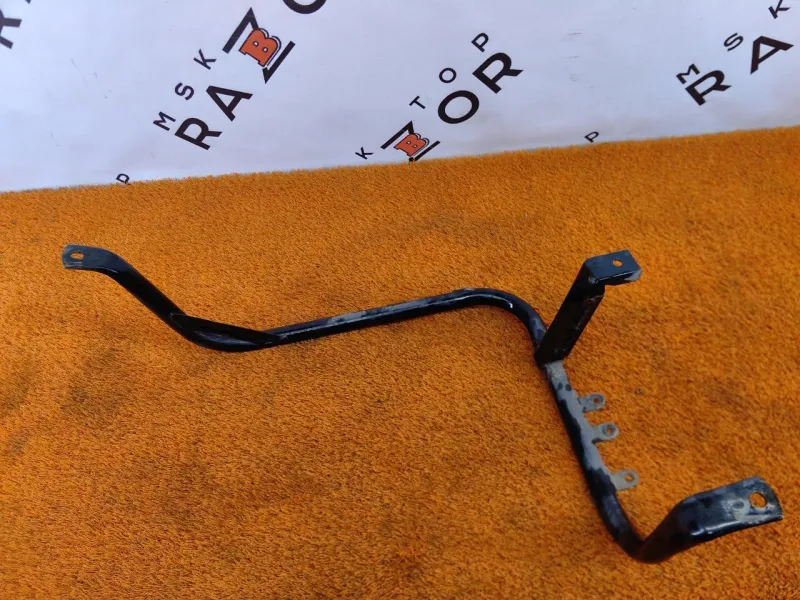 Крепление топливного бака