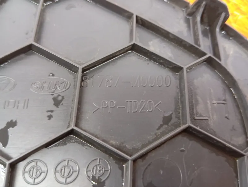 Обшивка крышки багажника