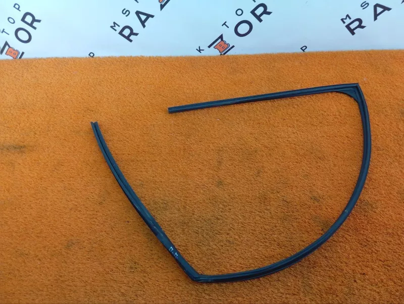 Уплотнитель стекла двери