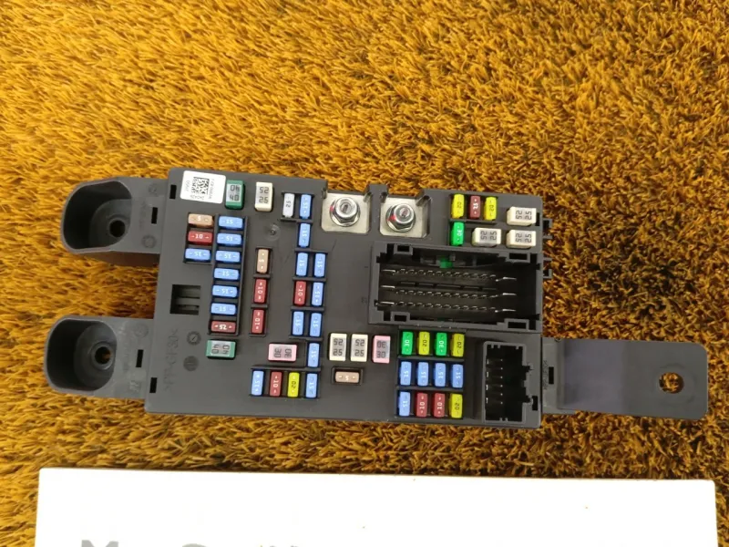 Блок предохранителей салонный