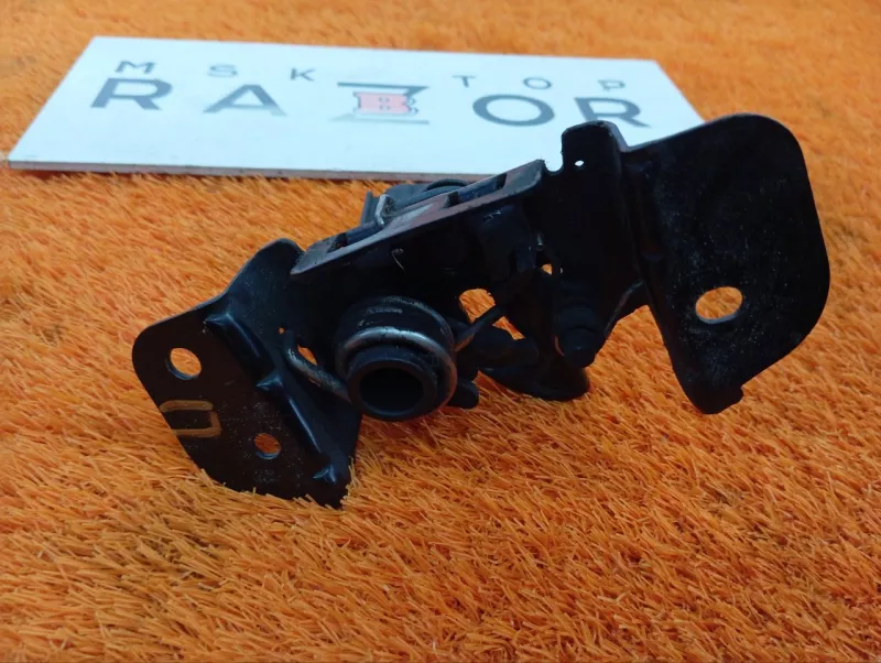 Замок капота