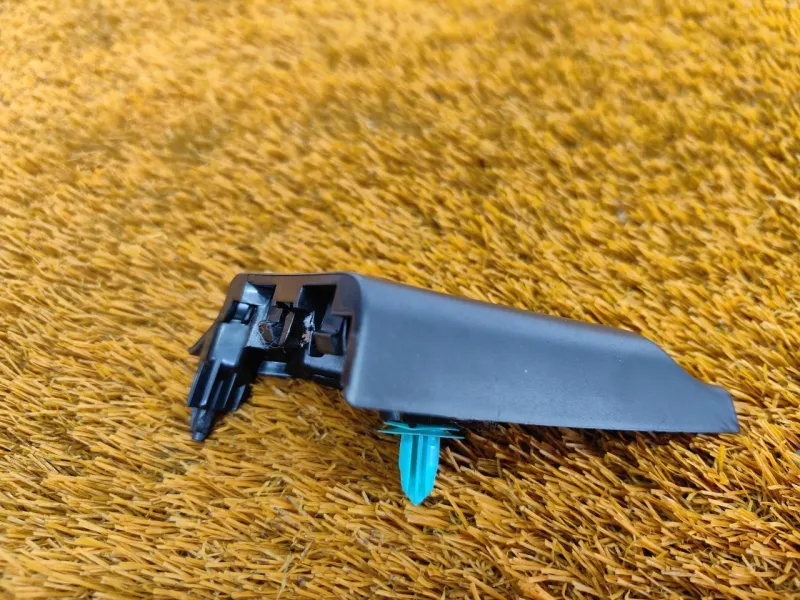 Уголок двери