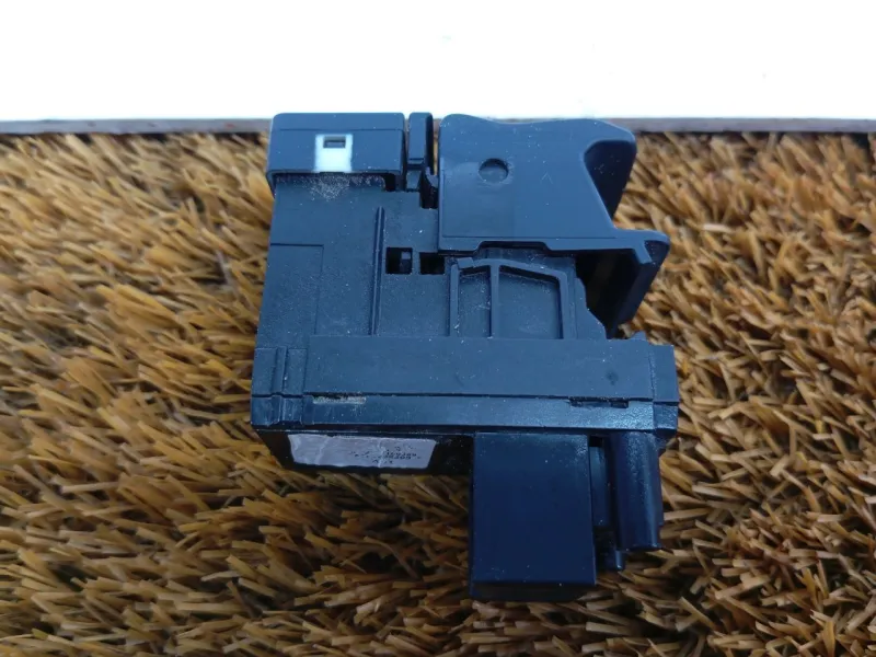 Кнопка стояночного тормоза