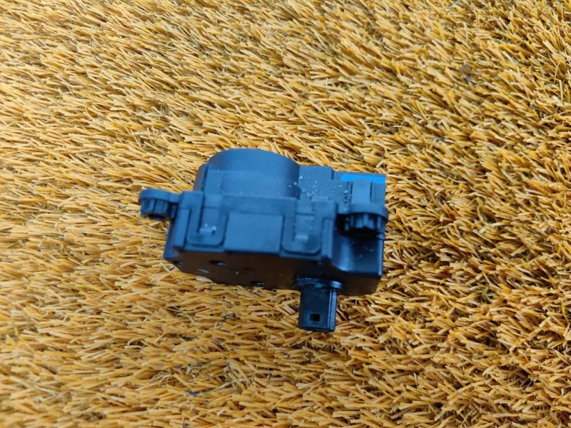 Моторчик заслонки печки