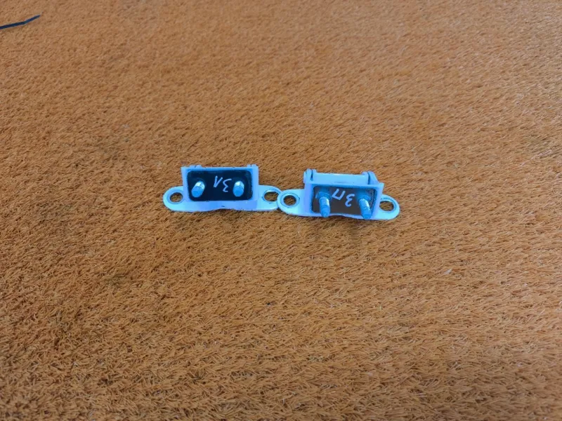 Петля двери багажника