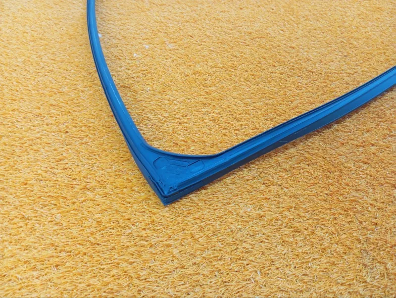 Уплотнитель стекла двери