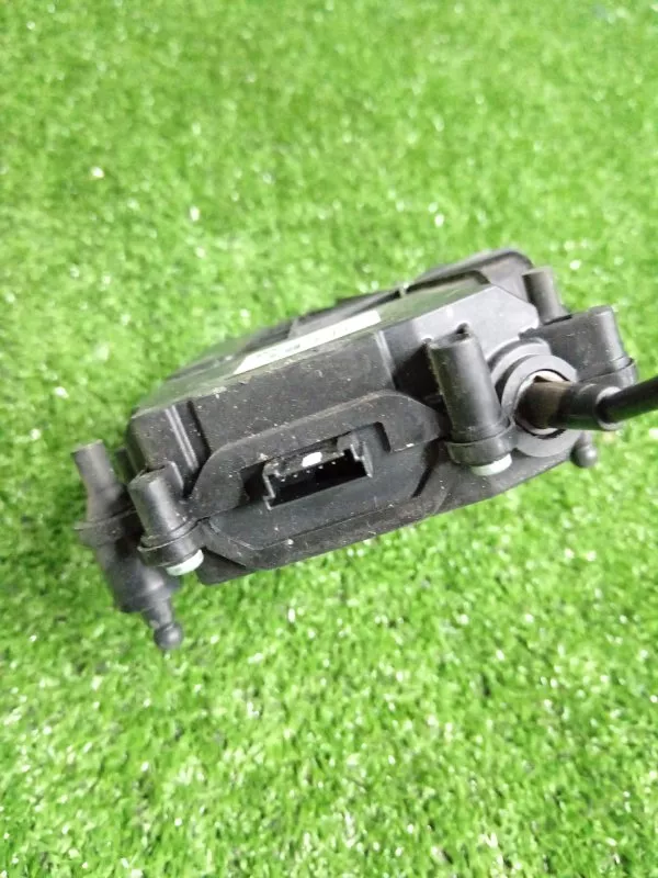 Доводчик двери багажника