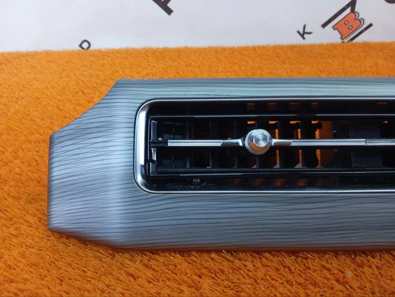 Декоративная накладка торпедо под дефлектор