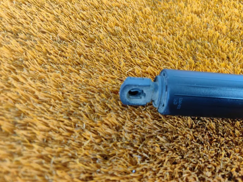 Амортизатор багажника