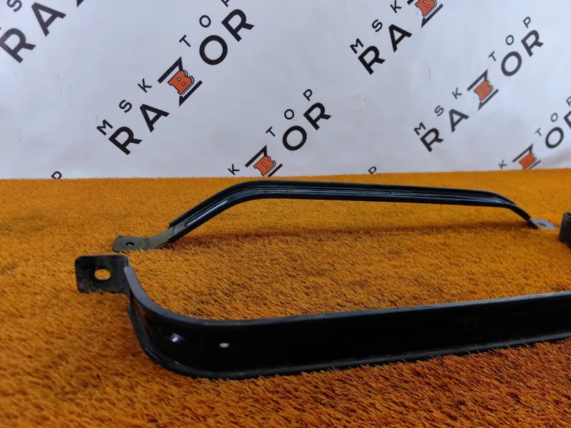 Крепление топливного бака