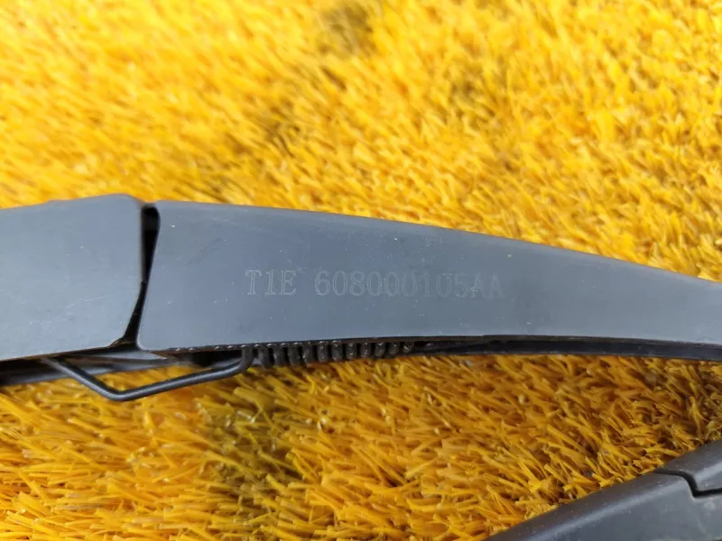 Поводок стеклоочистителя багажника