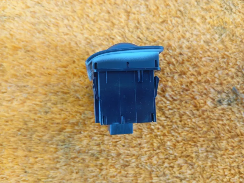 Кнопка открывания багажника