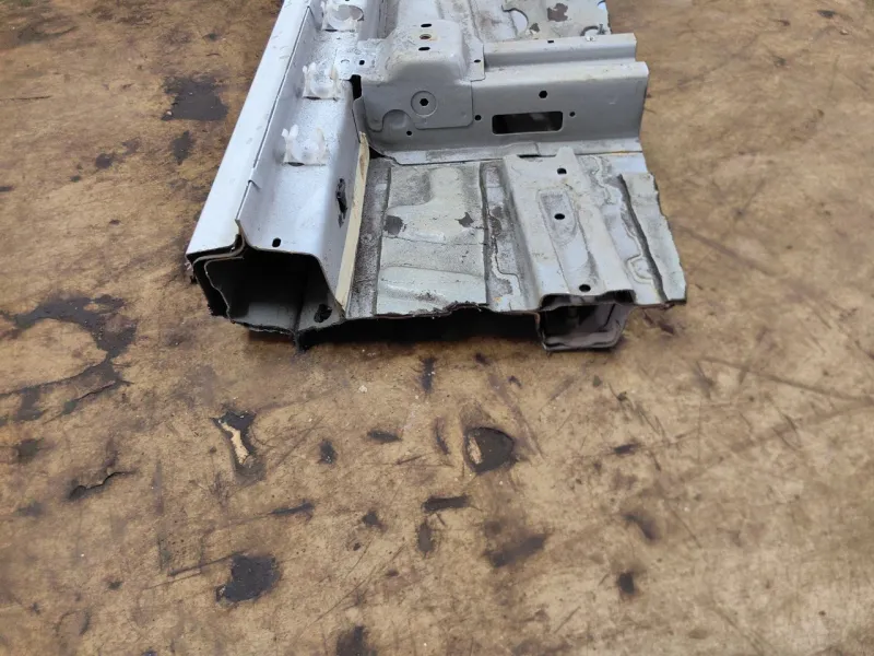 Порог с центральной стойкой