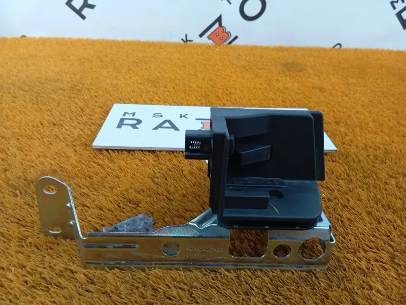 Направляющая шторки багажника