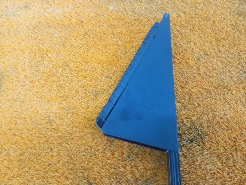 Направляющая стекла двери