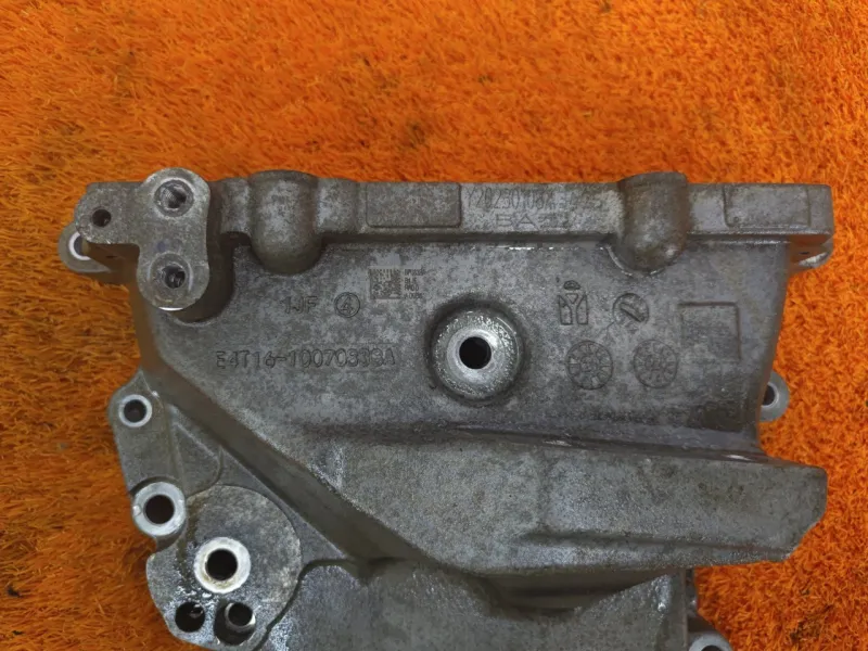 Крышка двигателя передняя