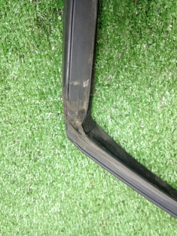 Уплотнитель стекла двери