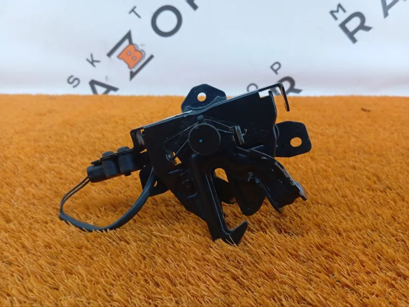 Замок капота