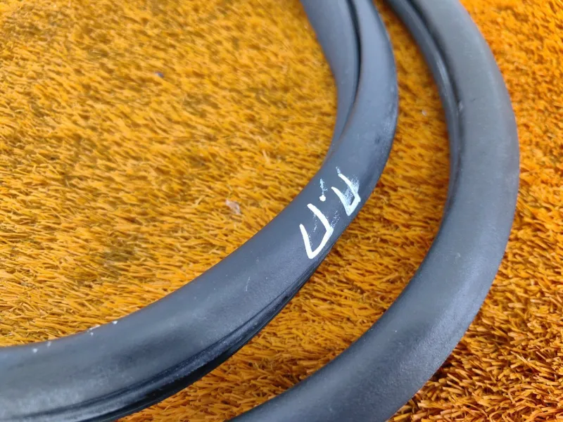 Уплотнитель проема двери