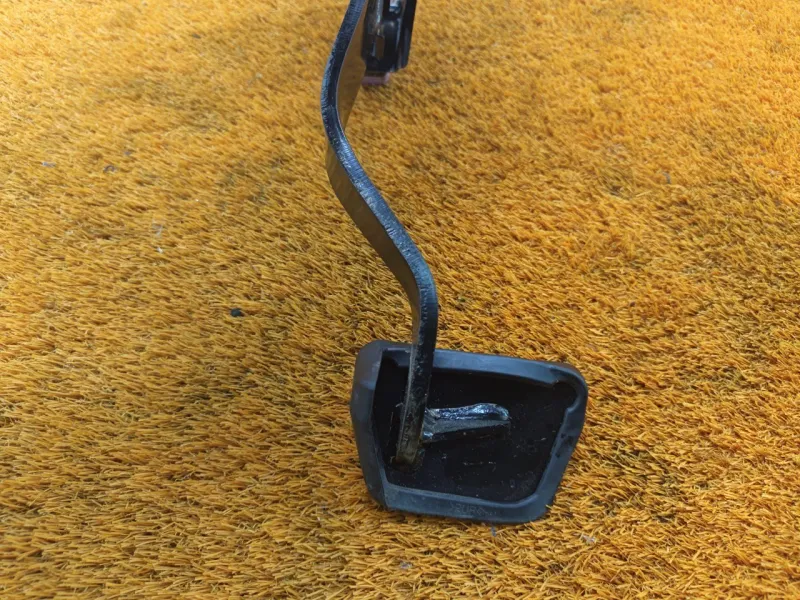 Педаль тормоза