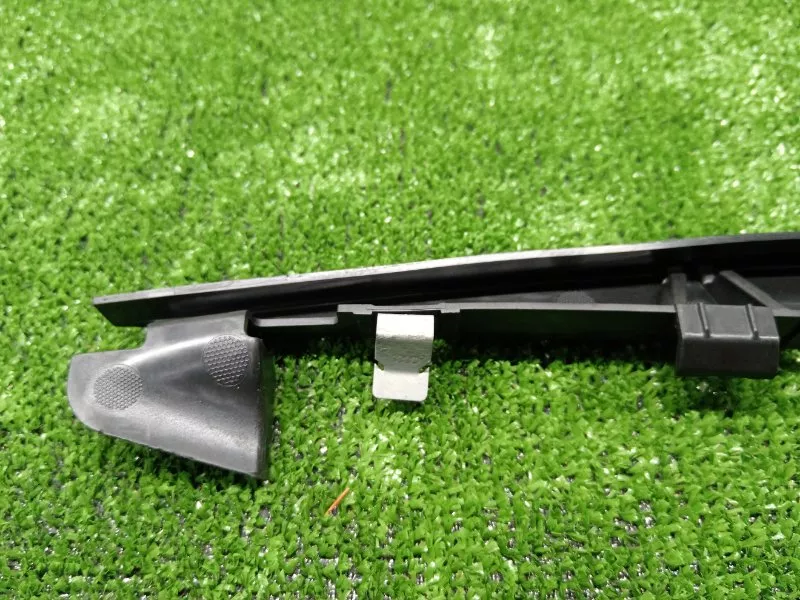 Кронштейн уплотнителя двери