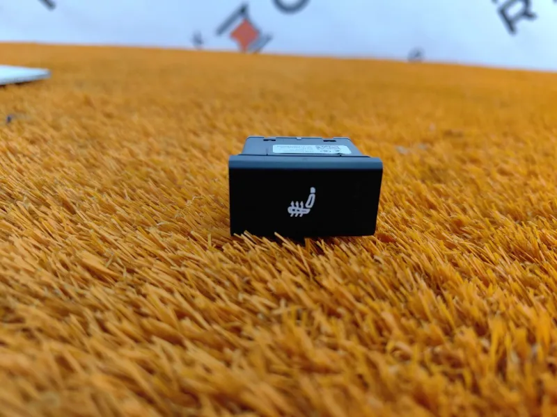 Кнопка обогрева сидений