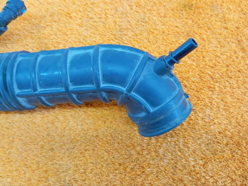 Патрубок воздушного фильтра