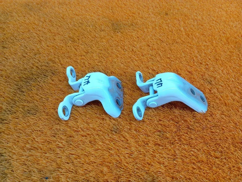 Петля двери