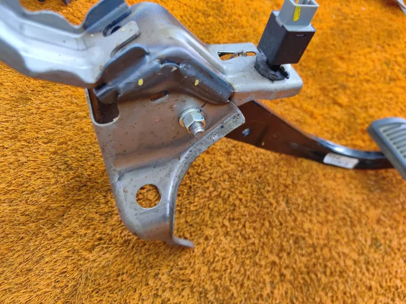 Педаль тормоза