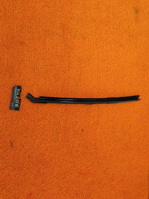 Направляющая стекла двери