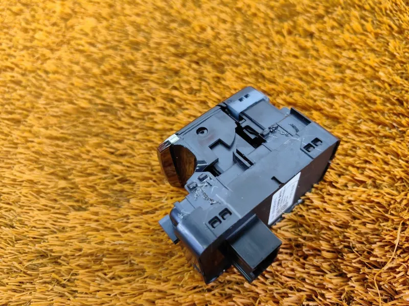 Кнопка стояночного тормоза