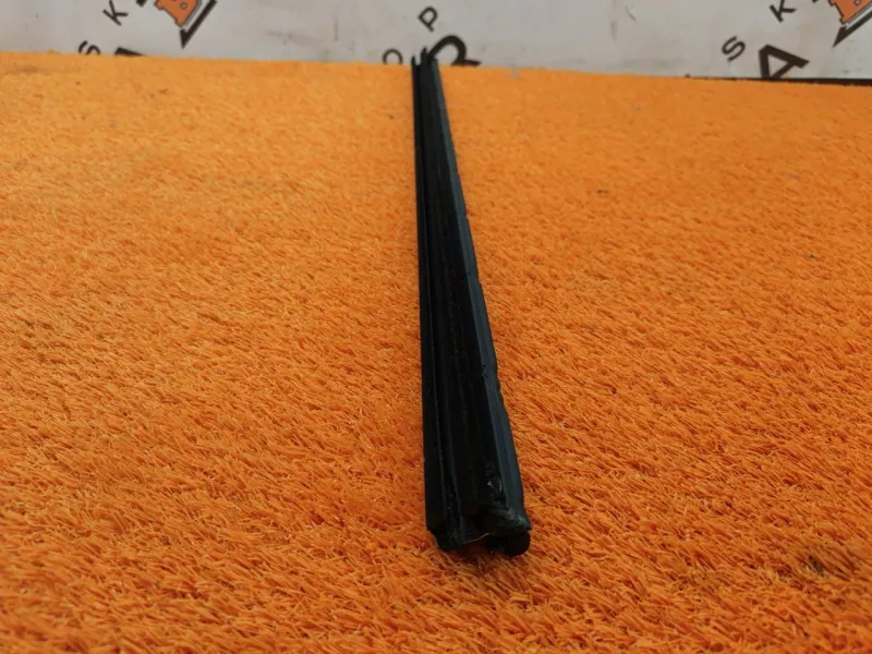 Уплотнитель стекла двери