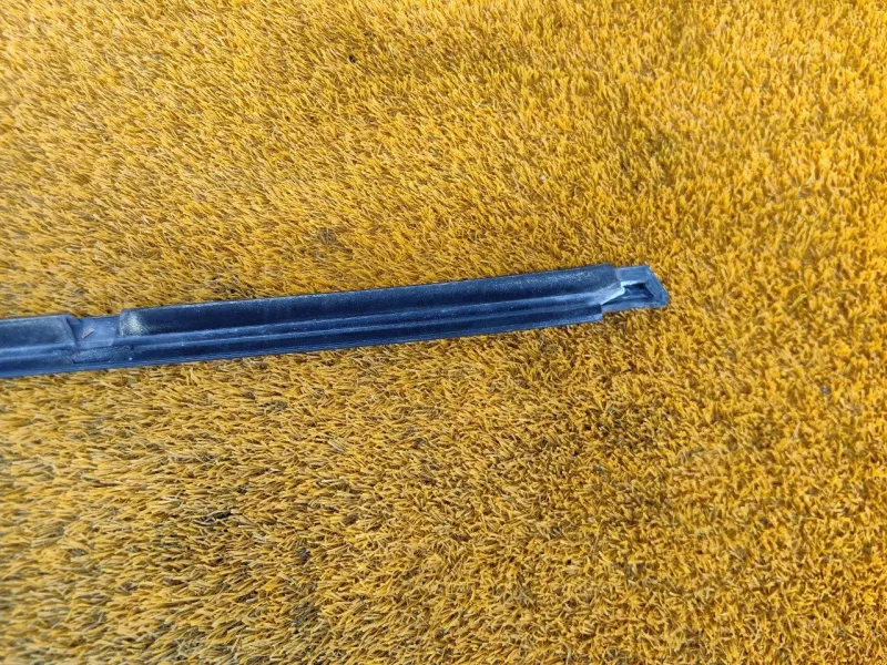 Уплотнитель стекла двери