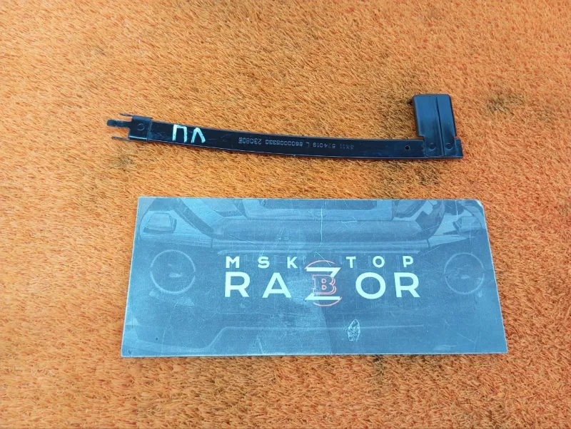 Направляющая стекла двери