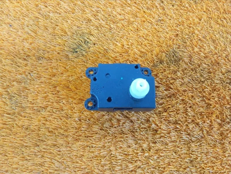 Сервопривод заслонок печки