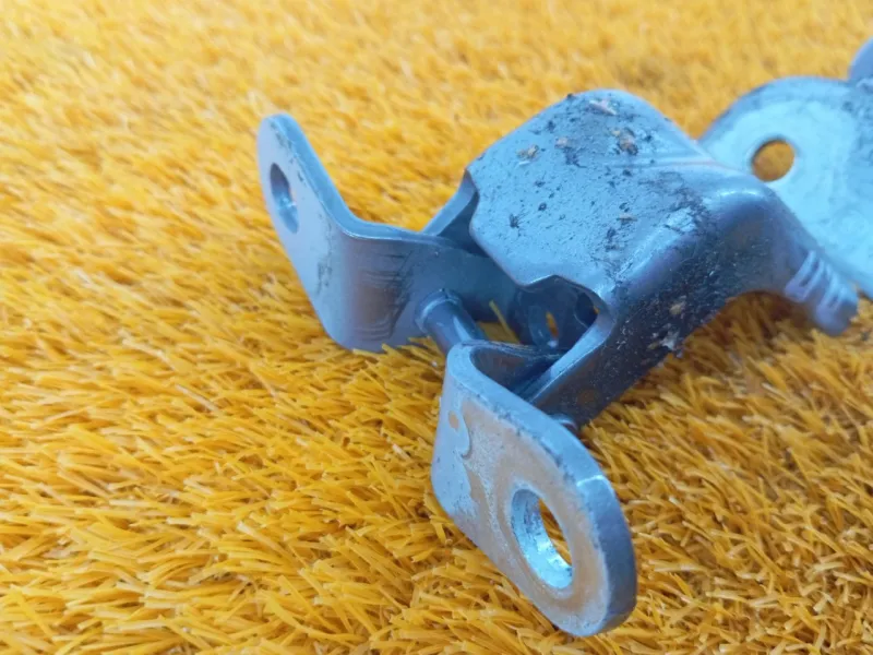 Петля двери