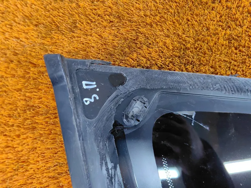 Стекло кузовное глухое