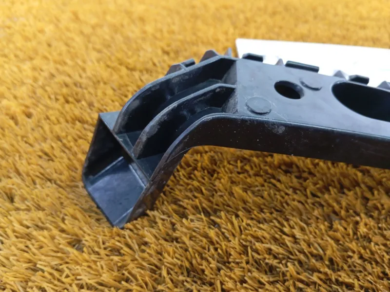 Кронштейн заднего бампера