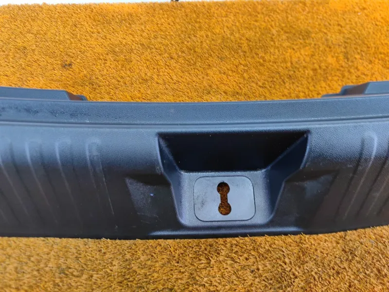 Накладка замка багажника