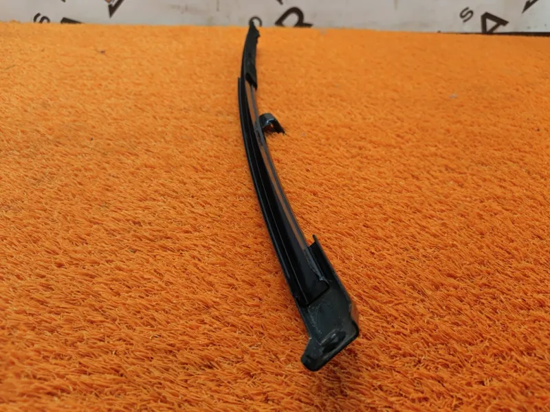 Направляющая стекла двери