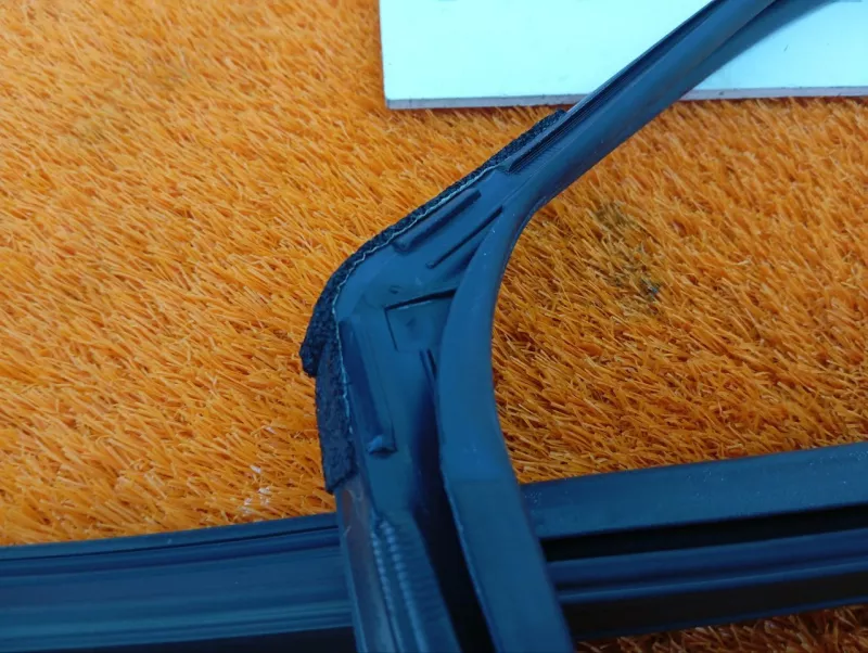 Уплотнитель стекла двери