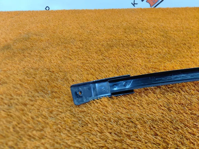 Направляющая стекла двери